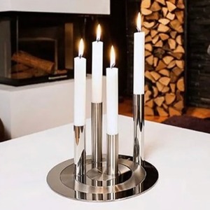 Juego de portavelas modernos de cromo pulido con elegantes anillos de base redonda entrelazados, tallos delgados y velas cónicas blancas altas. - Product Image 3