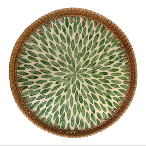 Plateau rond vert en nacre et rotin, parfait pour les événements, les réunions et la présentation à la maison, fabriqué à la main en Inde. - Product Image 1