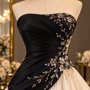 Robe de cocktail trapèze en mousseline de soie noire et ivoire, sans bretelles, froncée, brodée de fleurs, à volants superposés, pour le printemps et les fêtes - Product Image 2