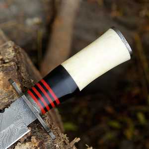 Couteau à lame fixe artisanal en acier Damas, lame pointue, manche en os, entretoise en résine rouge, pour la chasse, le camping et les activités de plein air - Product Image 3