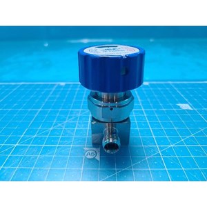 Vanne à soufflet TKF BA 10K 1/2 haute pureté, utilisée comme pièce détachée pour équipement semi-conducteur d'époque - Product Image 1