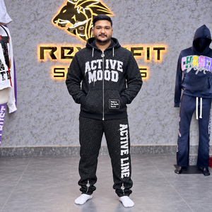 Ensemble de survêtement noir personnalisé pour homme avec capuche, entièrement orné d'appliques en strass, veste zippée en polaire à séchage rapide et pantalon de jogging, avec étiquette - Product Image 1