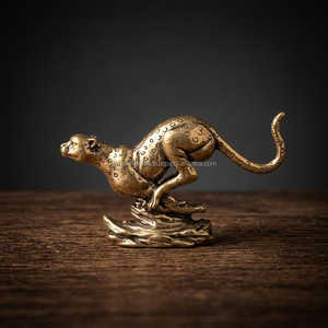 Sencillo, Sólido y Sofisticado – Pisapapeles de Latón con Figura de Guepardo Hecho a Mano para Escritorios Modernos - Product Image 1