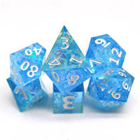 Los más vendidos y populares dados de resina para juegos de rol de mesa (TTRPGs) del año 2026, como Dungeons & Dragons y Pathfinder. al aire libre
