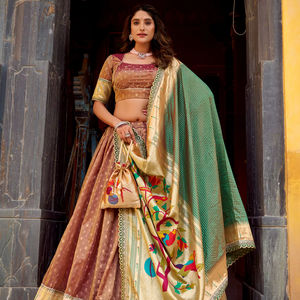 Ensemble Lehenga Choli Dupatta en tissu Paithani Zari scintillant, prêt à porter pour mariage. - Product Image 1