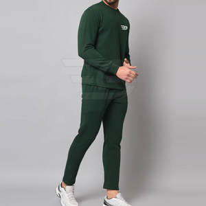 Conjunto deportivo transpirable y cómodo de dos piezas para hombre, ideal para gimnasio, correr y entrenamiento físico. - Product Image 2