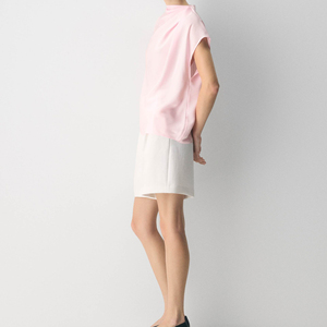 Blusa de mujer sin mangas con cuello drapado, top de lujo de verano de ajuste holgado, tejido elástico, prenda exterior de lujo con cuello alto y manga corta. - Product Image 6