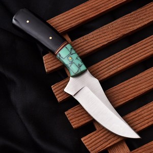 มีดสกินเนอร์ทำมือ OEM สแตนเลสสตีล สำหรับล่าสัตว์และเอาตัวรอด ใบมีดแบบ Fixed Blade ด้ามทำจากเขาควายสีเทอร์ควอยซ์ พร้อมปลอกหนังวัว - Product Image 4