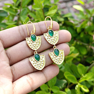 Pendientes colgantes minimalistas de ónix verde con corte de pera y doble piedra, de latón chapado en oro de 18k, joyería de diseño geométrica. - Product Image 4