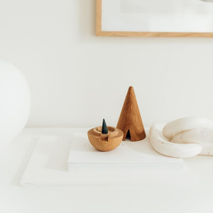 Diffuseur d'arômes en bois minimaliste en forme de goutte d'eau, mettant en valeur les textures naturelles du chêne, parfaitement complété par des lumières féériques festives - Product Image 4