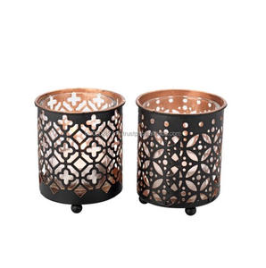 Bougeoir votif décoratif en fer avec fini antique peint à la main pour les intérieurs nostalgiques et les amateurs de décoration - Product Image 1