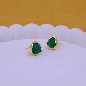 Pendientes de tuerca triangulares de ónix verde de moda para mujer, hecho a mano chapado en oro, piedras preciosas facetadas minimalistas, proveedor de joyería al por mayor - Product Image 5