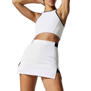 Vêtements de sport modernes pour femmes, coutures durables, tissu respirant haute performance, tenue de tennis active. - Product Image 2
