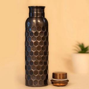 Botella moderna de cobre para bebidas con tapa verde y acabado martillado, diseño portátil - Product Image 4