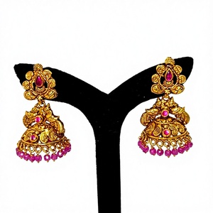 Pendientes Antiguos de Oro Sólido de 22k con Motivo de Lakshmi Hecho a Mano, con Esmeraldas Verdes y Perlas Naturales para Boda - Product Image 1