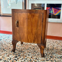 Table de chevet traditionnelle en bois d'acajou avec pieds sculptés, design à une seule porte - Meuble de rangement durable et écologique pour chambre à coucher extérieure