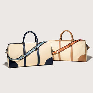 Bolsa de lona de lujo con ribete de cuero color canela y detalle festoneado para viaje - Product Image 3