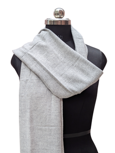 Elegante Estola Gris Lisa de Lana y Acrílico, Bufanda de Invierno Hecha a Mano para Mujer de 28x80 Pulgadas, Chal Cómodo de Fibra Suave para Dama - Product Image 3