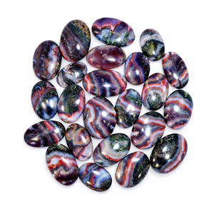 Piedra de Palma de Amatista Natural Ovalada Rayada Tallada y Pulida a Mano para Meditación, Reiki, Energía y Venta al por Mayor - Product Image 1