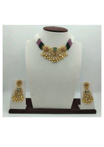 Ensemble collier ras-de-cou traditionnel plaqué argent avec perles multicolores, pierre verte centrale et pendentifs, et boucles d'oreilles assorties - Product Image 3
