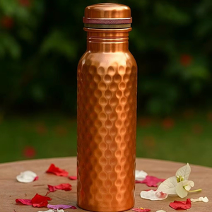 ขวดทองแดงที่ช่วยสร้างส่วนหนึ่งของวิถีชีวิตของผู้ใช้โดยธรรมชาติผ่านการใช้งานซ้ำและประสิทธิภาพการให้ความชุ่มชื้นที่เชื่อถือได้ - Product Image 1