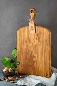Planche à découper élégante en bois de manguier recyclé avec rainure sur le bord, compatible lave-vaisselle, pour servir, hacher et présenter les aliments - Product Image 6
