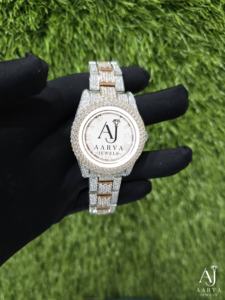 AARVA JEWELS Montre analogique ronde de luxe pour femme avec lunette sertie de diamants, bracelet en acier inoxydable, cadran en cristal saphir - Product Image 3