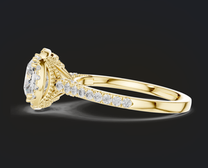 แหวนหมั้นทองคำขาว 14K นี้โดดเด่นด้วยเพชรทรงคุชชั่นที่เปล่งประกายอยู่ตรงกลาง ล้อมรอบด้วยรัศมีแสงระยิบระยับและประดับด้วยเพชรแบบพาเว่เซ็ต - Product Image 3