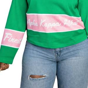 Camiseta de Manga Larga AKA Jersey para Mujer con Letras Griegas, Color Verde Ivy 1908 con Detalles en Rosa, Prenda Informal y Elegante de Primera Calidad - Product Image 2