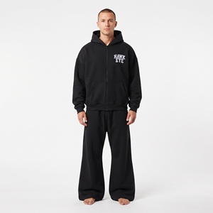 Ensemble de survêtement noir à capuche zippé pour homme, coupe ample, en molleton de coton, avec pantalon de jogging à jambe large, logo personnalisé sur le devant, fabrication en gros - Product Image 4