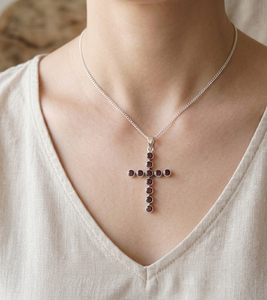 Colgante de Cruz de Plata de Ley 925 con Granate Rojo, Chapado en Oro Rosa y Oro Amarillo, Joyería Cristiana Hecha a Mano, Regalo para Mujer - Product Image 2