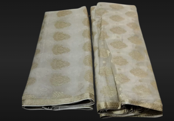 สีขาวครีมทอง (ทองแชมเปญอ่อน)