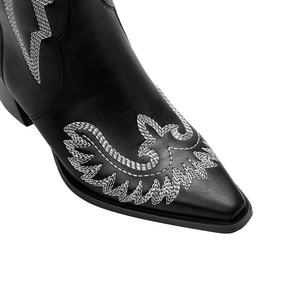 Botas Vaqueras de Cuero Bordadas a Mano de Primera Calidad - Botas Largas Occidentales Personalizadas al por Mayor para Hombre y Mujer - Product Image 5