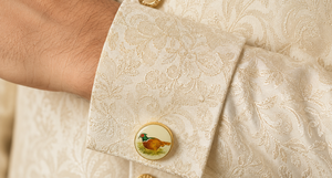 Mancuernillas de Latón Esmaltado Hechas a Mano con Diseño de Faisán, Base de Marfil y Acabado en Tono Dorado para Hombre, Marca Mayrabygungun, Rajasthan - Product Image 3