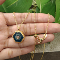 Collier Pendentif Tendance en Laiton Plaqué Or 18 carats avec Pierres Précieuses Synthétiques Apatite, Jade, Quartz Rose, Labradorite, Forme Hexagonale Taillée