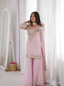 ชุดสาหรี่ผ้าไหมสีชมพูปักลาย พร้อมผ้าคลุมไหล่ปักลายกระจกแท้ แห้งเร็ว เหมาะสำหรับงานแต่งงานและงานปาร์ตี้ - Product Image 1