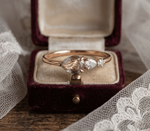 Anillo de Compromiso y Matrimonio de Moda en Plata de Ley 925 con Baño de Oro y Moissanita Corte Pera - Product Image 1