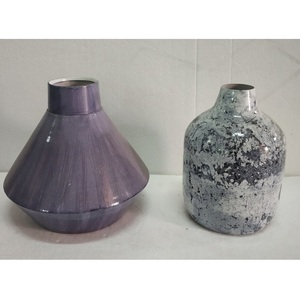 Paire de vases modernistes en métal bicolore avec bordure blanche brillante, porte-fleurs décoratif, écologique et durable pour table - Product Image 1
