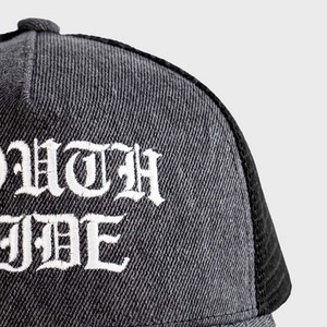 Casquette snapback personnalisée avec logo imprimé, visière plate et sangle réglable, broderie de qualité supérieure, respirante. - Product Image 5