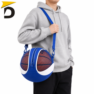 Bolsa de malla ligera para baloncesto diseñada con malla transpirable y cierre seguro para una fácil organización del equipo de entrenamiento - Product Image 4