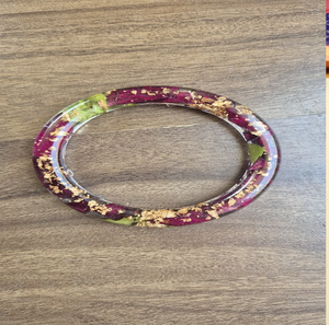 Bracelet délicat en résine noire incrusté de fleurs séchées colorées et de feuilles métallisées, disponible à prix de gros. - Product Image 6