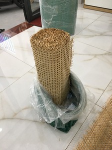 Rouleau de cannage hexagonal naturel en rotin, tissé à la main, maille ouverte, matériau en canne semi-blanchi, fournisseur Vietnamien - Product Image 4