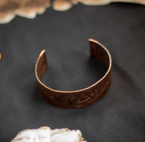 Bracelet ouvert ajustable en cuivre pur fait main, gravé du motif de l'Œil qui tout voit et de la géométrie sacrée - Product Image 3