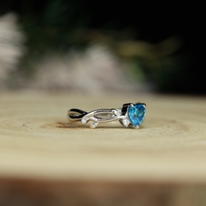 Bague de fiançailles classique en Alexandrite taille cœur, en argent sterling 925 plaqué platine, avec sertissage griffe certifié, inspirée de la nature - Product Image 3