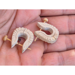 Pendientes de madera de tulsi hechos a mano, de madera natural, étnicos, ligeros, ecológicos, espirituales, unisex, para regalo. - Product Image 1