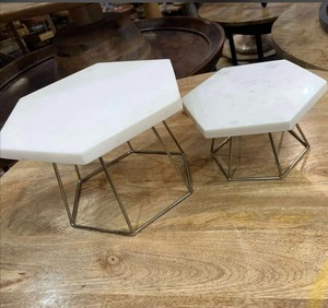 โต๊ะข้างโลหะและหินอ่อนฝังกระดูกเก้าอี้ - Product Image 1