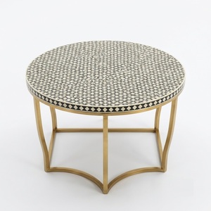 Mesa de centro moderna con incrustaciones geométricas de hueso, mesa central de lujo hecha a mano con diseño de rayas en chevron y base de latón para sala de estar u hotel - Product Image 4
