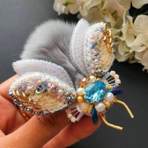 MD HANDICRAFTS Broche Bordado a Mano Personalizable y Colorido con Cuentas y Lentejuelas de Primera Calidad para Bodas y Fiestas, Unisex - Product Image 1