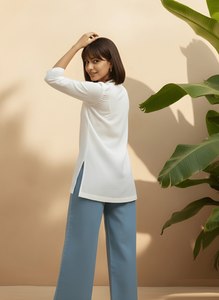 Tunique classique blanche en coton pour femme, col en V fantaisie, manches 3/4, longueur standard, unie, anti-humidité et séchage rapide, pour tenue décontractée ou de soirée - Product Image 4