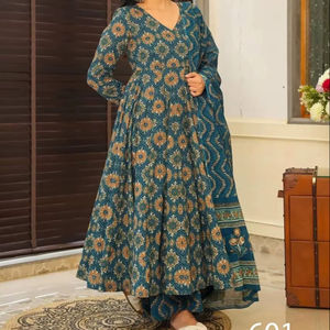 Magnifique robe Anarkali indienne pakistanaise en tissu de soie Maslin, avec broderie fantaisie, pour mariage, occasions décontractées, vêtements traditionnels pour femmes - Product Image 1